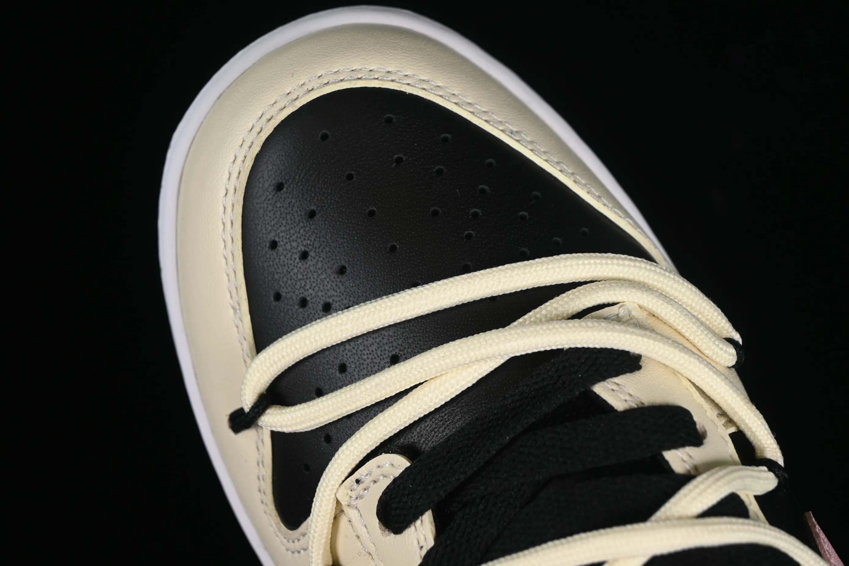 All Categories Nk SB Dunk Series Nk SB Dunk Low Low-top sneakers Nk Dunk Low Steam Puppet-Smoky Rose Black and pink simple SB strap low-top casual sneakers FD1232-001